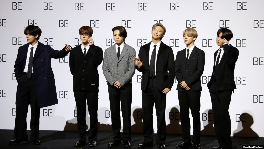 Anggota band K-Pop BTS berpose dalam konferensi pers untuk mempromosikan album baru, "BE(Deluxe Edition) di Seoul, Korea Selatan, 20 November 2020. (Foto: Heo Ran/Reuters)