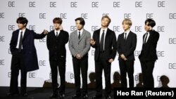 Anggota band K-Pop BTS berpose dalam konferensi pers untuk mempromosikan album baru, "BE(Deluxe Edition) di Seoul, Korea Selatan, 20 November 2020. (Foto: Heo Ran/Reuters)