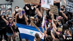 Nicaragüenses en Costa Rica se manifiestan contra la situación política de su país al sumarse a una protesta contra los feminicidios en Costa Rica. San José, 6 de septiembre de 2020. 