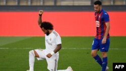 Marcelo, en blanc, célèbre son but lors du match entre le Real Madrid et Eibar, Espagne, le 14 juin 2020. (Photo: PIERRE-PHILIPPE MARCOU / AFP)