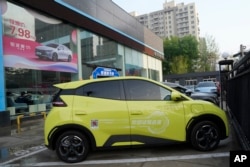 Kendaraan listrik Seagull dari produsen mobil China BYD untuk uji berkendara diparkir di luar ruang pamer di Beijing, Rabu, 10 April 2024. (AP/Ng Han Guan)