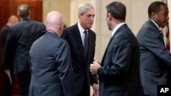 Penyelidik khusus keterlibatan Rusia dalam Pemilihan Presiden AS 2016, Robert Mueller saat tiba di Gedung Capitol, Washington DC, 21 Juni 2017. (Foto: dok).