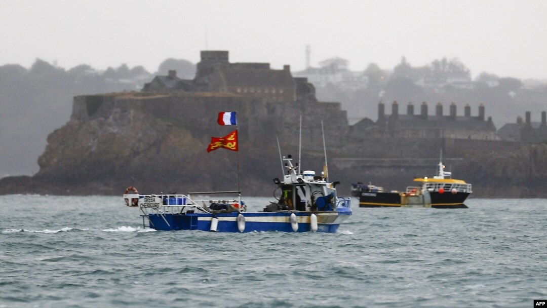 Kapal-kapal nelayan Prancis berlayar di dekat pelabuhan Saint Helier, Pulau Jersey milik Inggris (foto: dok). 