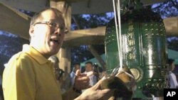 President Benigno Aquino III prepares to hit the peace bell during a rally for peace held to show support to the government's peace process with the Moro Islamic Liberation Front, Manila, February 8, 2011