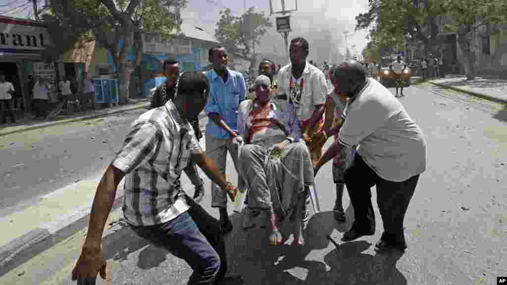 Les secours transportent un homme blessé lors de l&#39;attentat à Mogadiscio, en Somalie, le 13 mars 2017.