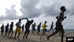  Jóvenes de la etnia garífuna durante un entrenamiento de fútbol en la costa del Caribe hondureña, a 200 kilómetros norte de Tegucigalpa, el 5 de agosto de 2020.