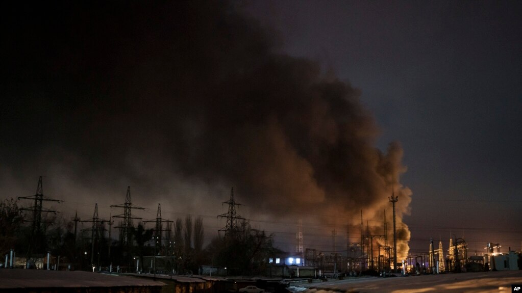 资料照片：2022年12月19日星期一，俄罗斯无人机袭击乌克兰基辅地区后，电力基础设施冒出滚滚浓烟。 （美联社图片）(photo:VOA)