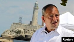 Scott Gilbert, lawyer for jailed U.S. contractor Alan Gross, talks to the media in front of the colonial-era Morro Cabanas fortress in Havana, Cuba, April 23, 2014.