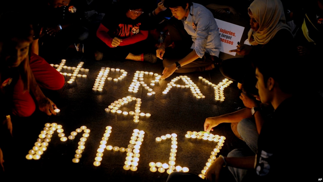Warga menyusun lilin untuk menghormati para korban jatuhnya pesawat Malaysia Airlines penerbangan MH17, di sebuah pusat perbelanjaan di Petaling Jaya, dekat Kuala Lumpur, Malaysia (18/7). (AP/Joshua Paul)