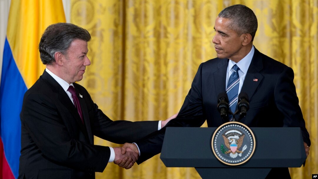Presiden AS Barack Obama (kanan) berjabat tangan dengan Presiden Kolombia, Juan Manuel Santos usai pertemuan di Gedung, Kamis (4/2).