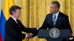 Presiden AS Barack Obama (kanan) berjabat tangan dengan Presiden Kolombia, Juan Manuel Santos usai pertemuan di Gedung, Kamis (4/2).