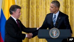 Estados Unidos ayudará a la reconstrucción de Colombia, prometió el presidente Barack Obama a su homólogo Juan Manuel Santos, durante una recepción en Washington.