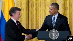 Le président Barack Obama serre la main du président colombien Juan Manuel Santos après avoir parlé lors d'une réception pour le Plan Colombie , l'effort commun pour créer un avenir plus sûr , plus prospère pour les Colombiens , dans la East Room de la Maison Blanche à Washington ,