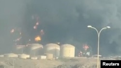 ستونی از دود از انبارهای نفت در بندر صلاله به هوا برخاسته است.
