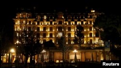 Vista del hotel Beau Rivage Palace donde se realizan las conversaciones nucleares con Irán, en Lausana, Suiza.