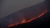 ARCHIVO: Flujos de lava descienden por las laderas del volcán Etna, en Sicilia, Italia, el 31 de mayo de 2022.