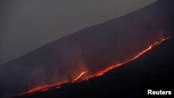 ARCHIVO: Flujos de lava descienden por las laderas del volcán Etna, en Sicilia, Italia, el 31 de mayo de 2022.