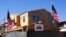 退伍军人义工参与兴建慈善住房（美国之音国符拍摄）