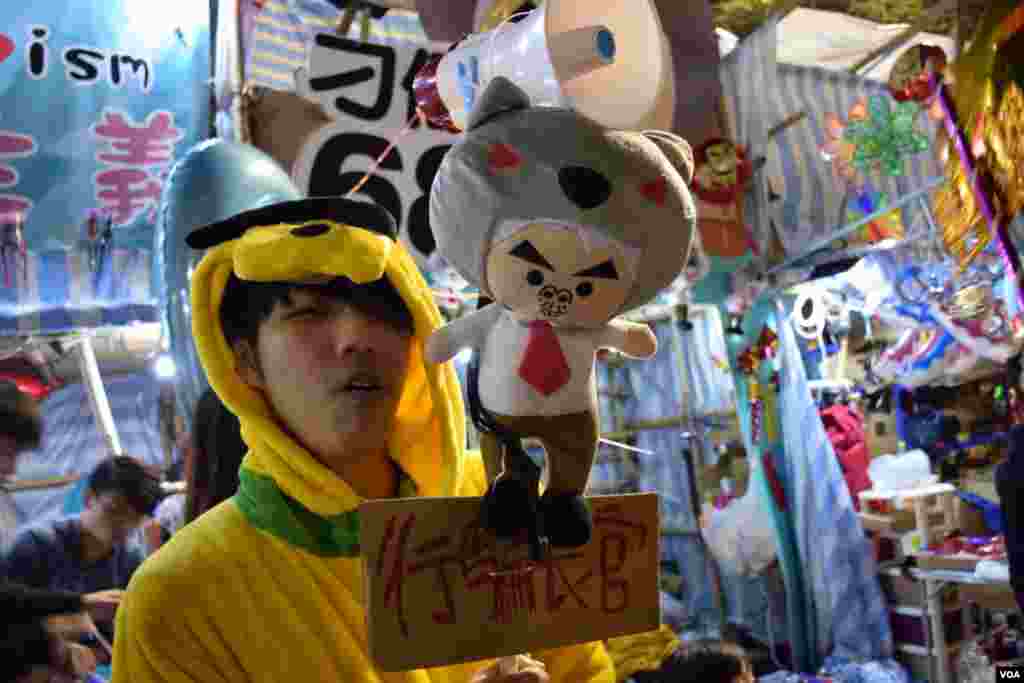 A doll with an unflattering likeness of Leung Chen-ying is for sale in the Lunar New Year market, Hong Kong, Feb. 19, 2015. (VOA / Tang Hui Yun)