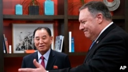 Kim Yong Chol (giữa), đặc sứ Triều Tiên về hạt nhân, và Ngoại trưởng Mỹ Mike Pompeo tại Khách sạn Dupont Circle ở Washington, ngày 18 tháng 1, 2019.