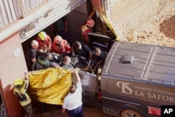 Anggota Garda Sipil Spanyol memindahkan jenazah korban banjir di Valencia, Spanyol, 31 Oktober 2024. (Foto: AP)