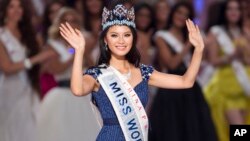 Yu Wenxia, dari China, setelah memenangkan kompetisi Miss World 2012 di Ordos Stadium Arena di Mongolia, China. (Foto: Dok)