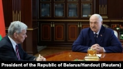 2026年3月19日，白俄罗斯总统卢卡申科(右)在明斯克出席与美国总统特使科尔的会晤。