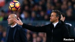 L'entraîneur du Real Madrid Zinedine Zidane et l'entraîneur de Barcelone Luis Enrique lors du "Clasico Barcelone-Real Madrid, au stade Nou Camp, Barcelone, 3 décembre 2016. 