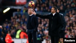 L'entraîneur du Real Madrid Zinedine Zidane et l'entraîneur de Barcelone Luis Enrique lors du "Clasico Barcelone-Real Madrid, au stade Nou Camp, Barcelone, 3 décembre 2016. 