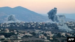 Asap mengepul setelah serangan udara Israel menargetkan desa Khiam di Lebanon selatan dekat perbatasan dengan Israel utara, 30 September 2024. (Rabih DAHER / AFP)