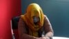 Una presentadora de televisión del sur de Afganistán oculta su identidad por motivos de seguridad mientras da una entrevista a The Associated Press en Kabul, Afganistán, el miércoles 3 de febrero de 2021.