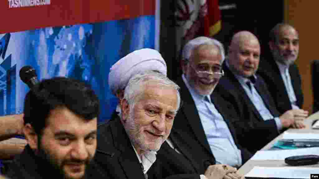 اصولگرایان در روزهای اخیر بارها تاکید کرده اند که دغدغه آنها معیشت مردم است و به همین دلیل تاکید دارند که در لیست نامزدهای آنها در تهران شش اقتصاد دان حضور دارند. از جمله شخصیت های اقتصادی انها معاون اول احمدی نژاد و وزیر دولت او هستند. بقیه چهره ها هم کسانی بودند که در مجلس اخیر حضور داشتند. شما چه فکر می کنید؟