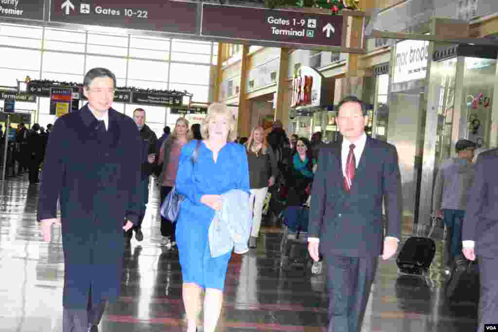 美国在台协会执行理事施蓝旗(穿蓝套装者)欢迎新任台湾驻美代表金溥聪(左 1)(美国之音钟辰芳拍摄)