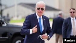 Biden’ın, Çarşamba gecesi Oval Ofis'ten Amerikalılar’a sesleneceği Washington'a gitmek üzere başkanlık Air Force One'a binerken elinde hala maske olduğu görüldü. 