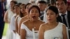 Seorang mempelai perempuan tampak menguap saat menunggu dimulainya acara nikah massal di Lima, Peru, pada 13 Februari 2025. (Foto: AP/Martin Mejia)