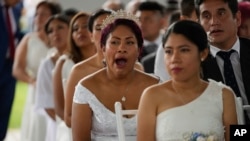 Seorang mempelai perempuan tampak menguap saat menunggu dimulainya acara nikah massal di Lima, Peru, pada 13 Februari 2025. (Foto: AP/Martin Mejia)