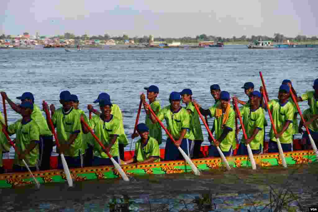 ទូក​មួយ​ក្នុង​ចំណោម​ទូក​ជាង​២០០ ដែល​ចូលរួម​ប្រណាំង ក្នុង​ពិធី​បុណ្យ​អុំទូក​នៅ​ឆ្នាំ២០១៤នេះ។ (នូវ ពៅលក្ខិណា VOA)