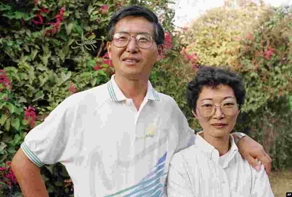 Alberto Fujimori, candidato presidencial peruano con su esposa Susana Higuchi el 8 de abril de 1990.