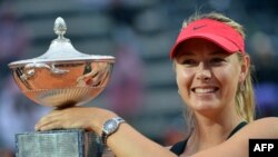 Maria Sharapova célèbre son titre de championne du Masters de Rome, Italie, le 20 mai 2012. (Photo by Andreas SOLARO / AFP)