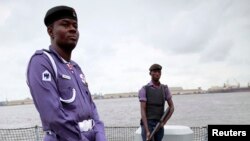 Des policiers lors d'une opération à Lagos, Nigeria, 20 août 2013.