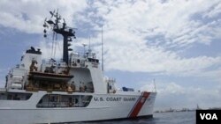 Barcos de la Guardia Costera participan de las tareas de rescate y de evaluación de la situación.