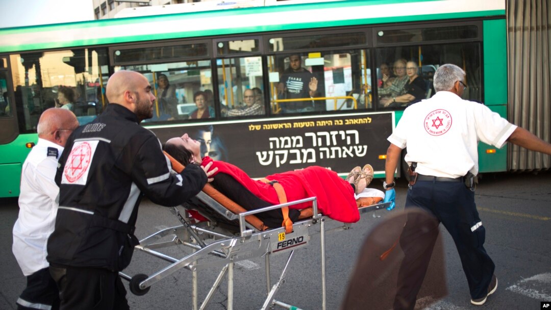 په اسرائیل کې د تشدد په تازه پیښو کې فلسطیني حمله کونکو په اسرائیلیانو حملو کې چړې چاقوان هم استعمال کړې دي