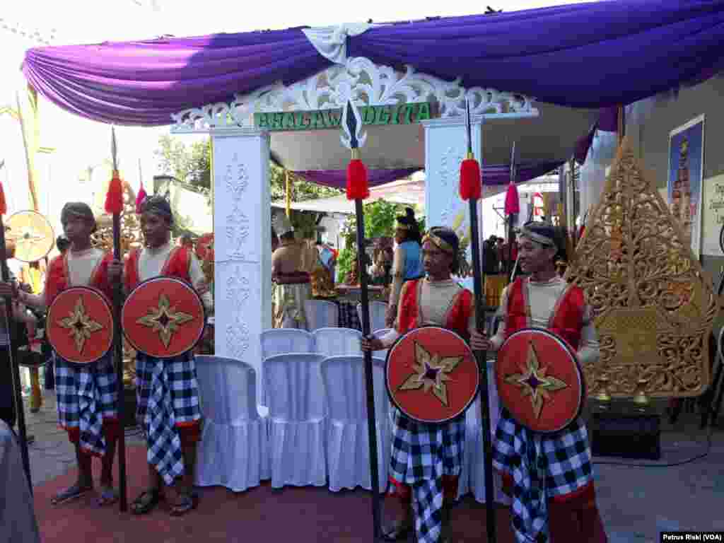 Tempat Pemungutan Suara (TPS) 1 Magersari, di Kecamatan Sidoarjo, Kabupaten Sidoarjo, dihias unik bergaya pewayangan, dalam pilkada 2018, 27 Juni 2018. (Foto: Petrus Riski/ VOA)