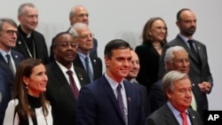 La ministra de Medio Ambiente de Chile, Carolina Schmidt, quien preside la cumbre COP25, junto al presidente del gobierno español, Pedro Sánchez y el secretario general de la ONU, Antonio Guterres.