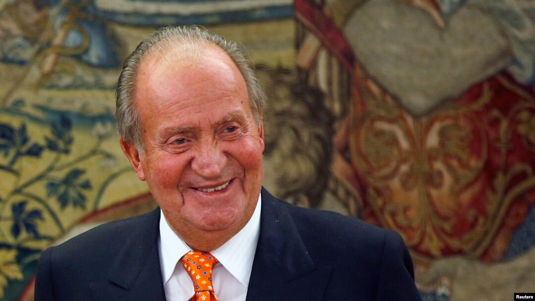 Raja Spanyol Juan Carlos dalam sebuah audiensi di Istana Zarzuela Palace di luar Madrid.