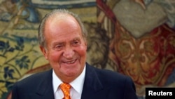 Raja Spanyol Juan Carlos dalam sebuah audiensi di Istana Zarzuela Palace di luar Madrid.