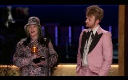 Billie Eilish, con su hermano Finneas O'Connell, recibe el Grammy al Disco del año por "Everything I Wanted"en la 63a entrega anual de los Grammy en Los Ángeles, California, EE. UU., 14 de marzo de 2021.