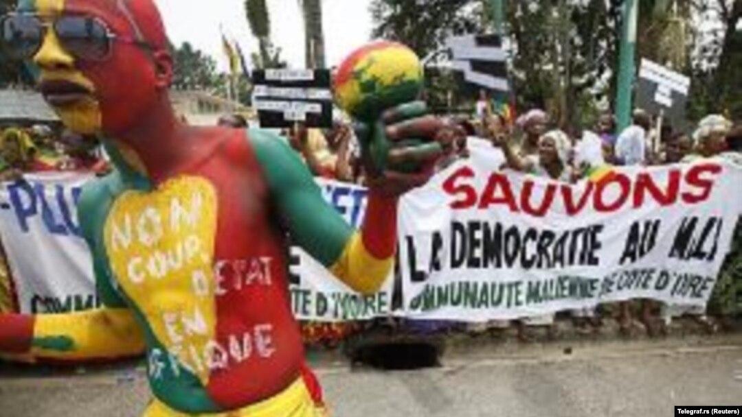 Warga Mali di Pantai Gading memprotes kudeta di negaranya selama berlangsungnya rapat luar biasa ECOWAS di Abidjan (27/3).