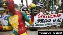 Warga Mali di Pantai Gading memprotes kudeta di negaranya selama berlangsungnya rapat luar biasa ECOWAS di Abidjan (27/3).