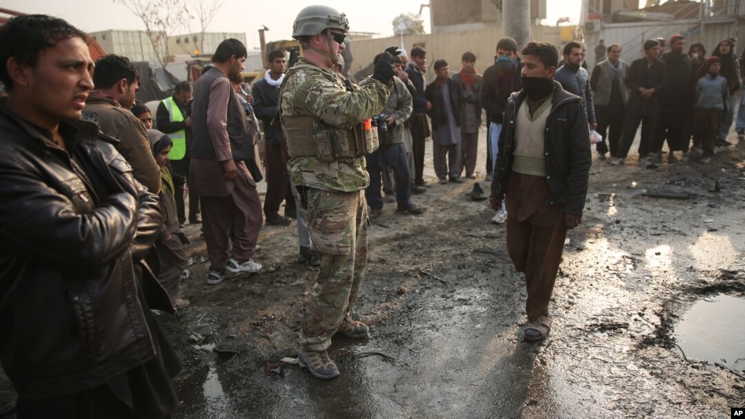 Seorang tentara AS mengambil foto di lokasi serangan bunuh diri di Kabul, Afghanistan (5/1).